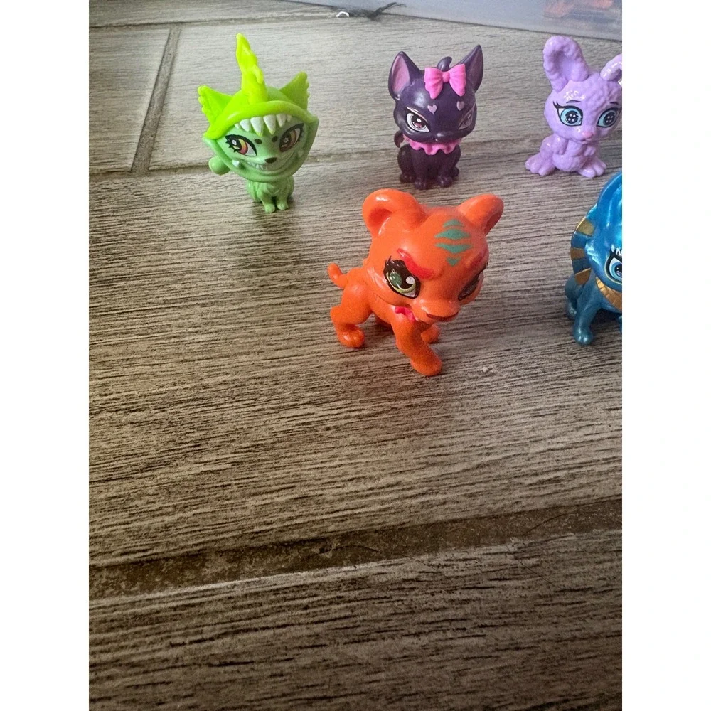 Monster High G3 Doll Accessories and Pets Lot Count Fabulous Watzie Hissfits Bag